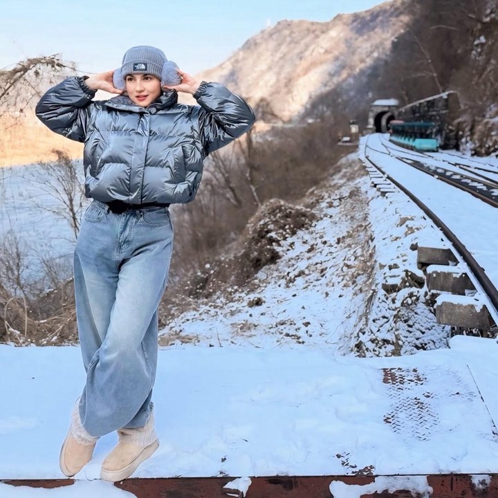 <p>Negara bersalju sering kali menjadi destinasi pilihan para artis untuk berlibur. Begitu juga dengan Alessia Cestaro dan sang suami, Ahmad Affandy, yang tengah menikmati musim dingin di Korea Selatan. Hal tersebut diketahui langsung melalui <em>postingan</em> terbaru Alessia di akun Instagram pribadinya. Ia dan suami terlihat mengunjungi beberapa tempat populer, salah satunya Gangchon Rail Park. &ldquo;Gangchon,&rdquo; tulis Alessia, dikutip dari laman Instagram <em>@alessia89cestaro</em>, Kamis (5/2/2026). (Foto: Instagram @alessia89cestaro)</p>