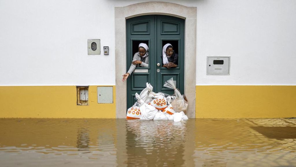 FOTO: Badai Leonardo Mengamuk di Portugal dan Spanyol