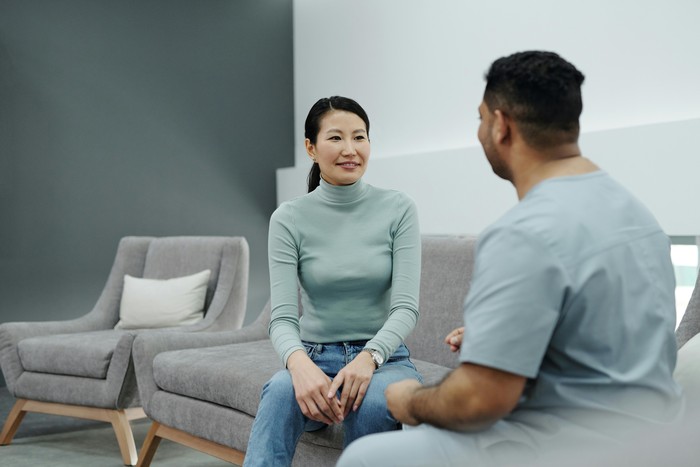 Karier ISFJ bidang layanan sosial. Mereka hangat dan baik hati, membawa aura kehangatan yang tenang.