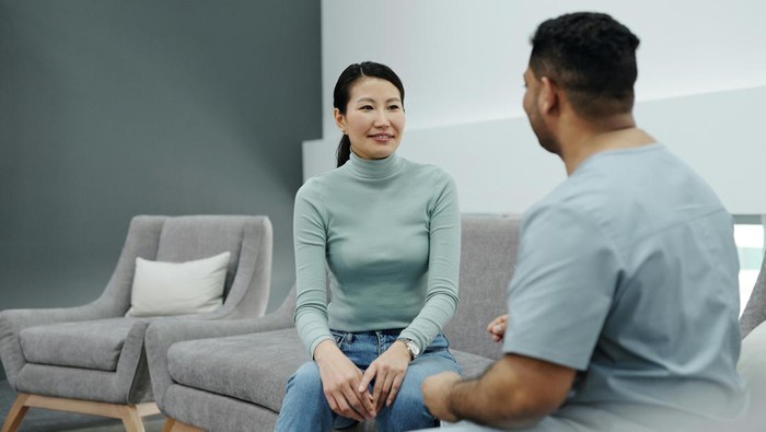 Karier ISFJ bidang layanan sosial. Mereka hangat dan baik hati, membawa aura kehangatan yang tenang.