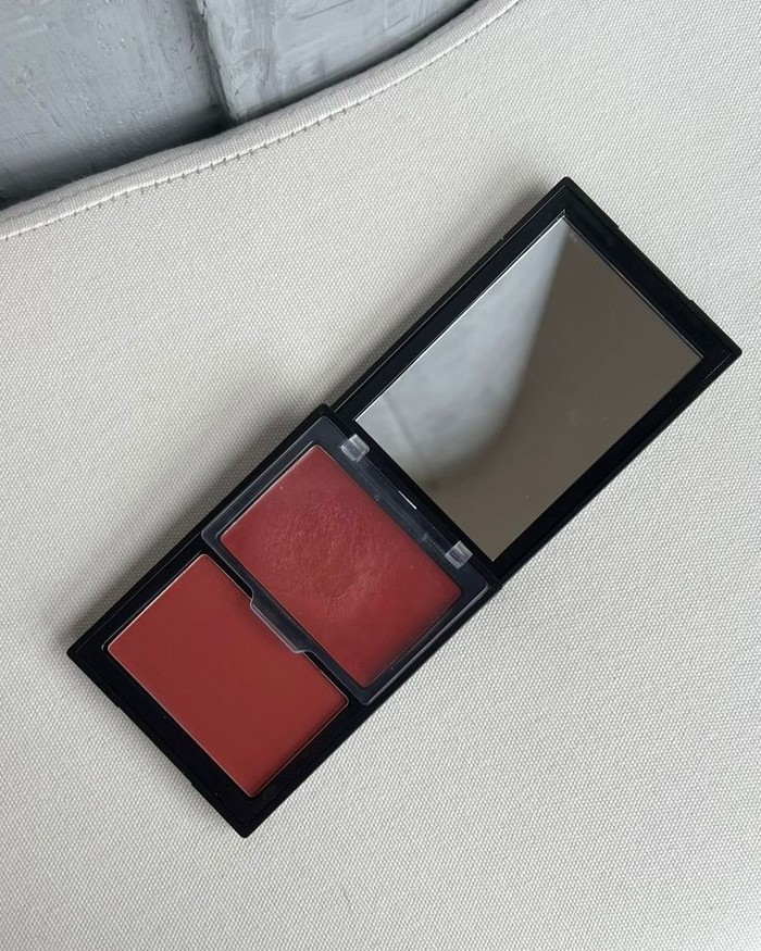 Perpaduan warna merah-kecokelatan ini memberikan kesan berkelas dan mature pada makeup.