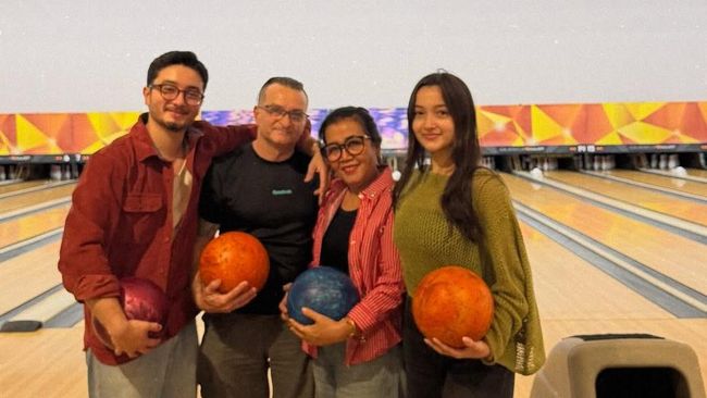 Potret Bryan dan Megan Domani Habiskan Waktu Main Bowling Bersama Kedua Orang Tua
