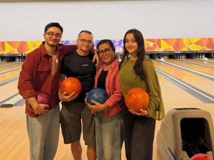 Potret Bryan dan Megan Domani Habiskan Waktu Main Bowling Bersama Kedua Orang Tua