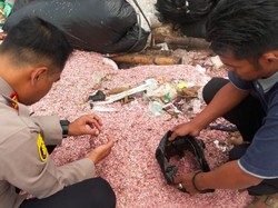 Polisi Uji Labfor Cacahan Mirip Uang di TPS Liar Bekasi