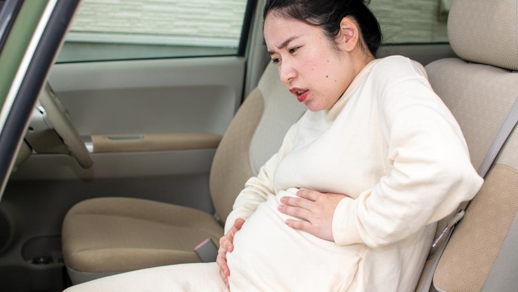 Ilustrasi Ibu Hamil di Mobil