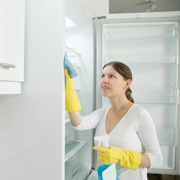 Cukup Pakai 2 Bahan Rumah Tanpa Sabun, Pintu Kulkas Dijamin Kinclong!