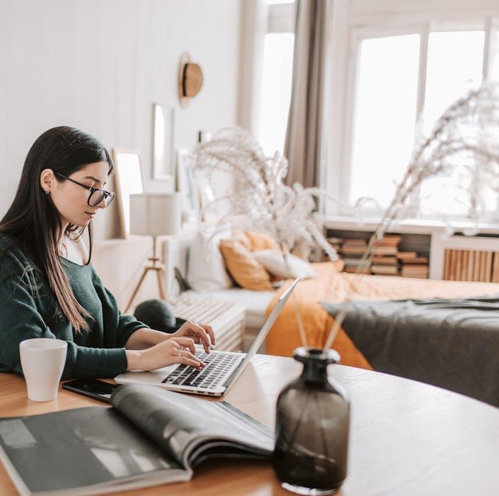 Sagitarius adalah zodiak yang mencintai kebebasan dan kemandirian dalam segala hal. Tidak suka merasa terikat atau bergantung pada orang lain yang akan membatasi ruang geraknya.