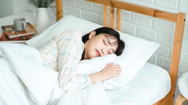 7 Ciri Kepribadian Orang yang Selalu Tidur Miring Menurut Studi Psikolog