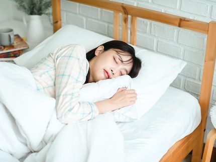 7 Ciri Kepribadian Orang yang Selalu Tidur Miring Menurut Studi Psikolog