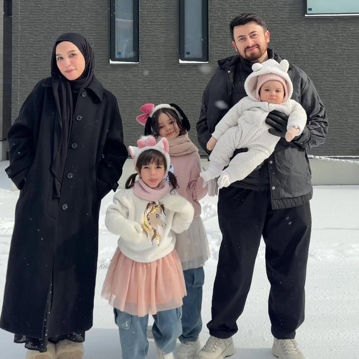 <p>Artis Irvan Farhad dan Hamidah Rachmayanti juga baru saja menikmati liburan di negara bersalju bersama ketiga anaknya pada akhir Januari lalu. Keluarga artis yang satu ini pun kerap berbagi konten liburan tersebut di media sosial.&nbsp;(Foto: Instagram @hamidahrachmayanti)</p>