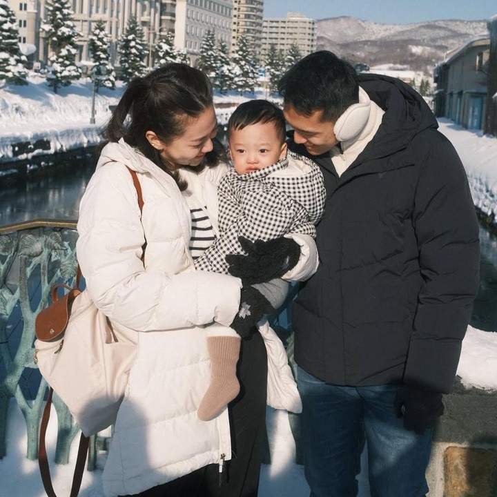 <p>Shania Junianatha bersama Jonatan Christie dan sang putra, Leander Jayden Christie, baru saja menyelesaikan liburan mereka di Jepang. Hal tersebut diketahui dari beberapa momen yang dibagikan Jonatan saat berada di hamparan salju. Ia pun menuliskan kata-kata manis terkait liburannya kali ini, Bunda. &ldquo;Libur telah usai, pulang dengan badan yang lelah tapi rasanya hati terasa penuh dan hangat. Setiap hal yg terjadi di liburan kali ini menyimpan cerita, tawa, dan momen-momen sederhana yang berubah menjadi memori indah. Walaupun melelahkan, tapi kenangannya akan tinggal jauh lebih lama dari rasa capeknya,&rdquo; tuturnya, dikutip dari laman Instagram <em>@jonatanchristieofficial.&nbsp;</em>(Foto: Instagram @jonatanchristieofficial)</p>