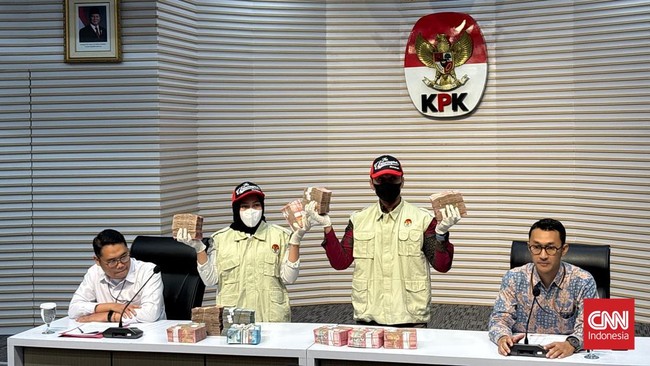 KPK menangkap Mulyono, Kepala KPP Banjarmasin, terkait dugaan korupsi restitusi pajak.