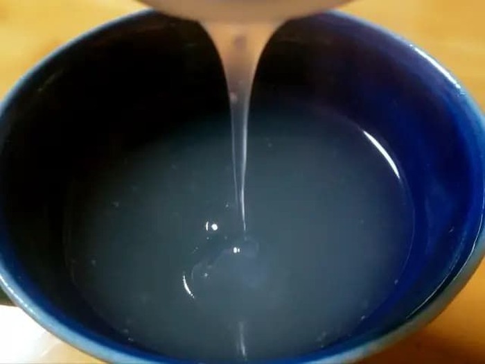 Kuzuyu adalah minuman tradisional Jepang yang terbuat dari tepung kudzu (akar tanaman kudzu) yang dicampur dengan air panas. Minuman ini memiliki tekstur yang kental seperti madu dan biasanya disajikan manis.