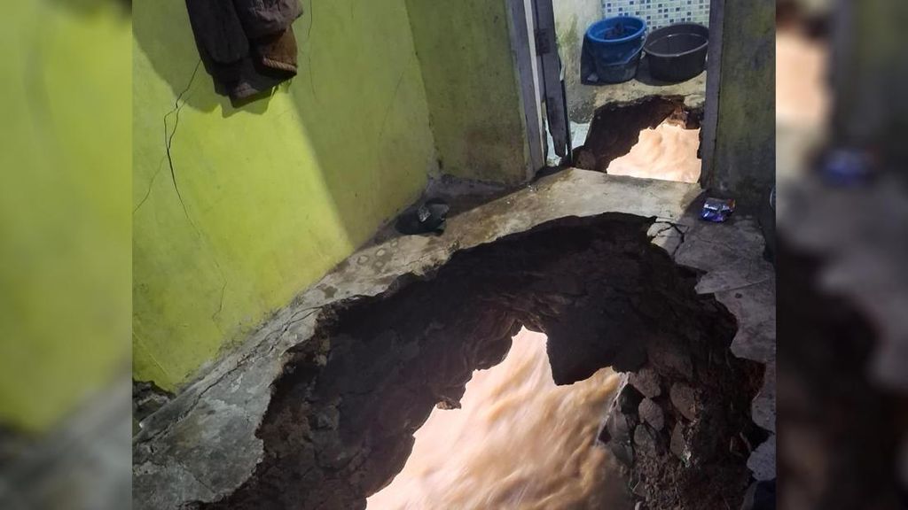 Ibu di Bandung Hilang, Diduga Jatuh ke Sungai Saat Lantai Rumah Ambrol