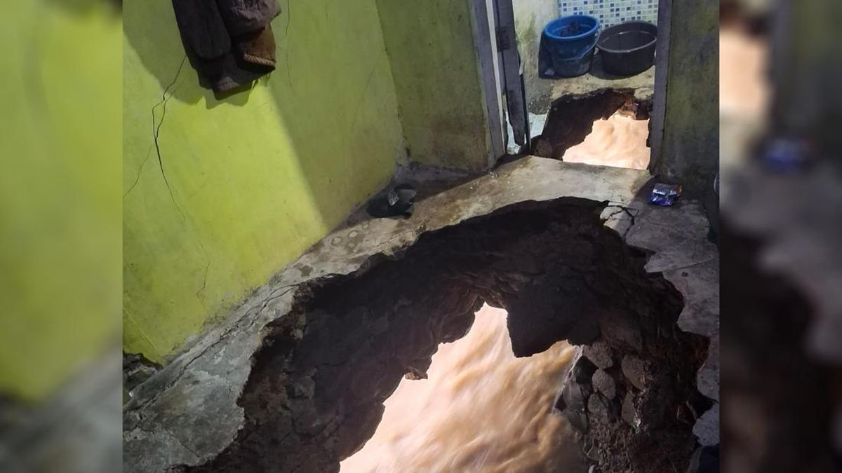 Ibu di Bandung Hilang, Diduga Jatuh ke Sungai Saat Lantai Rumah Ambrol