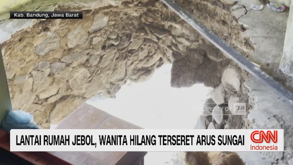 VIDEO: Lantai Rumah Jebol, Wanita Hilang Terseret Arus Sungai