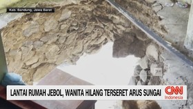 VIDEO: Lantai Rumah Jebol, Wanita Hilang Terseret Arus Sungai