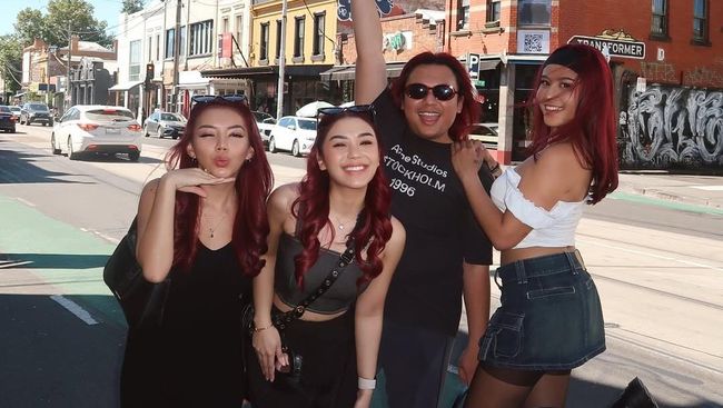 7 Foto Bahagia Lula Lahfah Liburan Bareng Awkarin Cs yang Kini Tinggal Kenangan