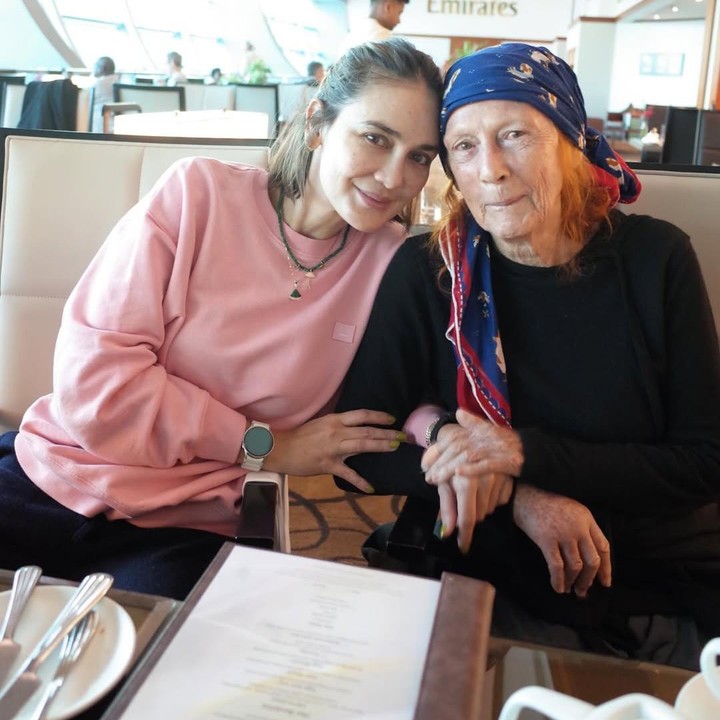 <p>Liburan ke luar negeri dengan sang Bunda menjadi yang kedua bagi Luna Maya setelah resmi menikah dengan Maxime. Sebelumnya, Luna dan sang suami sempat mengajak ibundanya Desa Maya berlibur ke Jepang. Setelah dari Jepang, Luna liburan dengan ibunya ke Yogyakarta dan Pulau Rote di Nusa Tenggara Timur (NTT). (Foto: Instagram @lunamaya)</p>