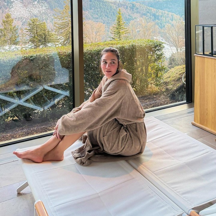 <p>Sebenarnya, Luna tak hanya liburan ke Swiss bareng sang Bunda. Artis 42 tahun ini pergi berlibur bersama teman-temannya, seperti Jennifer Bachdim dan Marianne Rumantir. Aktivitas spa yang dijalani Luna dan ibunda, juga dilakukan bersama para sahabat sang aktris. (Foto: Instagram @lunamaya)</p>