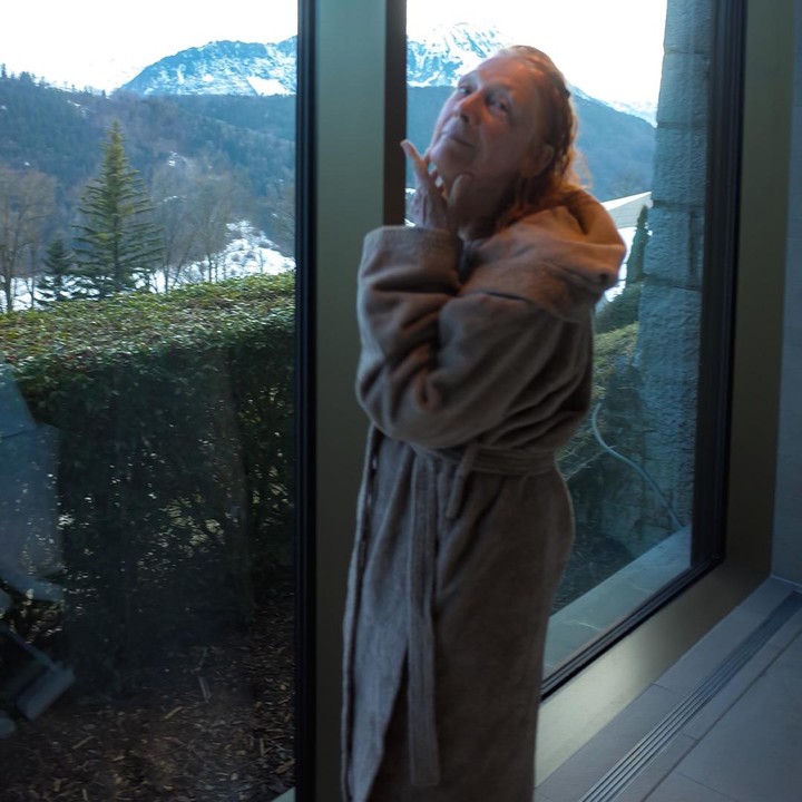 <p>Dalam potret yang dibagikan ini, Luna juga mem-<em>posting</em> foto ibundanya yang tengah <em>quality time</em> dan momen spa di salah satu <em>resort</em> mewah di kawasan Obburgen, Swiss. Ibunda Luna terlihat ikut menikmati pemandangan pegununan indah Swiss dari <em>resort</em>. (Foto: Instagram @lunamaya)</p>