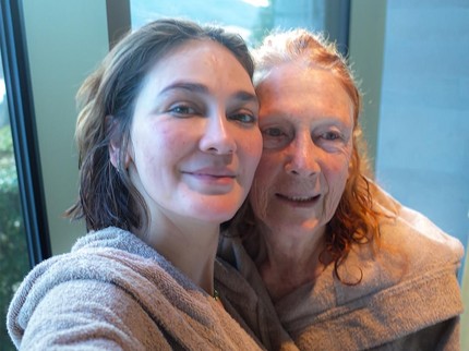 Momen Manis Luna Maya dan Ibunda Nikmati Spa Berlatar Belakang Pegunungan Indah Swiss