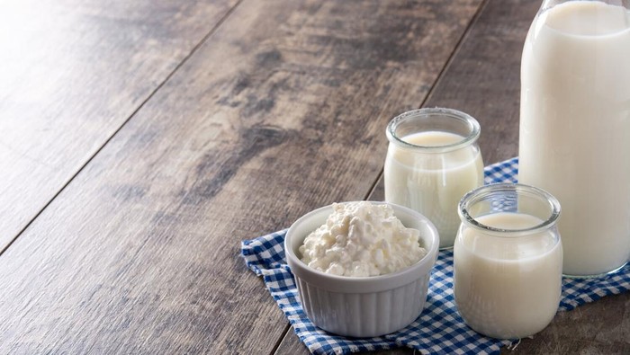 Kefir murni. Kefir membantu mempersiapkan pencernaan, membantu penyerapan nutrisi, dan menambah energi.