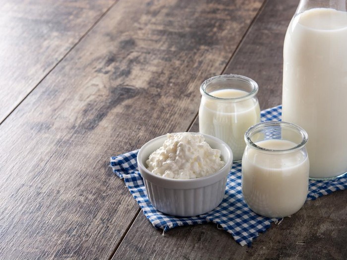 Kefir murni. Kefir membantu mempersiapkan pencernaan, membantu penyerapan nutrisi, dan menambah energi.