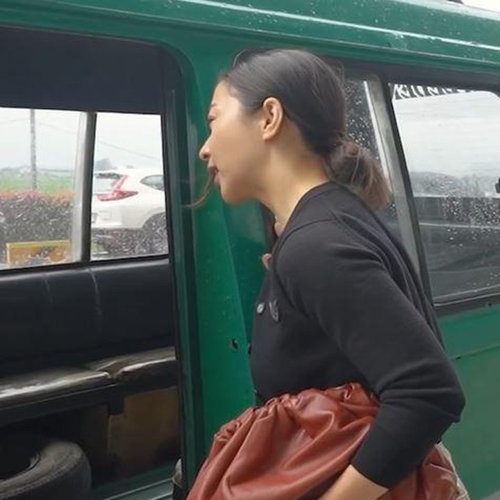 <p>Ada satu momen yang mencuri perhatian saat Nikita Willy hendak naik angkot. Perempuan 31 tahun ini meminta izin naik angkot ke sopir dan menanyakan harganya, Bunda. "Pak, boleh naik angkot? Pak, naik angkot ke situ berapa harganya?" tanya Nikita Willy sambil tertawa. (Foto: Instagram @nikitawillyofficial94)</p>