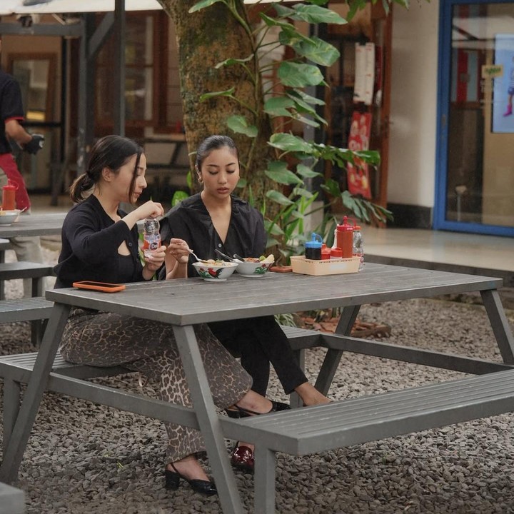 <p>Setelah naik angkot, Nikita Willy dan adiknya menikmati kulineran di kawasan Bandung. Keduanya mencoba bakso di sebuah tempat makan. Kakak beradik ini terlihat begitu menikmati menu yang disantapnya di bawah pepohonan hijau. (Foto: Instagram @nikitawillyofficial94)</p>