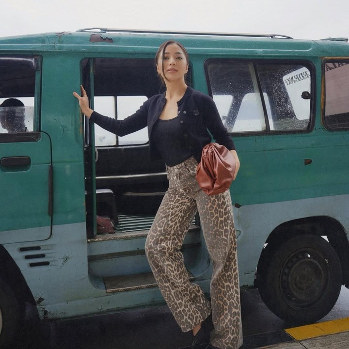 <p>Mendengar pertanyaan Nikita Willy, sopir angkot terlihat bingung untuk menjawabnya. Pada akhirnya, sang sopir tidak mematok ongkos yang harus dibayarkan oleh Nikita Willy. Setelah <em>deal</em>, Nikita Willy dan adiknya naik angkot yang masih kosong ini. Beberapa netizen turut mengomentari momen lucu tersebut di Instagram. "Ibu Niki bingung, Abang angkot bingung, pemirsa bingung," tulis akun @fe***. "Dia nanya "Pak, boleh naik angkot?" aja udah aneh cuy. Anehnya orang ada," ujar @he***. (Foto: Instagram @nikitawillyofficial94)</p>