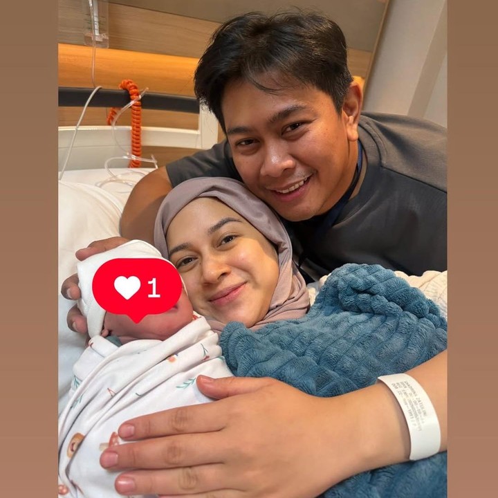 <p>Kabar bahagia datang dari artis Nina Zatulini. Perempuan 34 tahun ini baru saja melahirkan anak keempatnya yang berjenis kelamin perempuan, Bunda. Nina melahirkan pada Kamis, 5 Februari 2026, di JWCC Hospital. (Foto: Instagram @natasharizkynew/ @dianayulestari)</p>