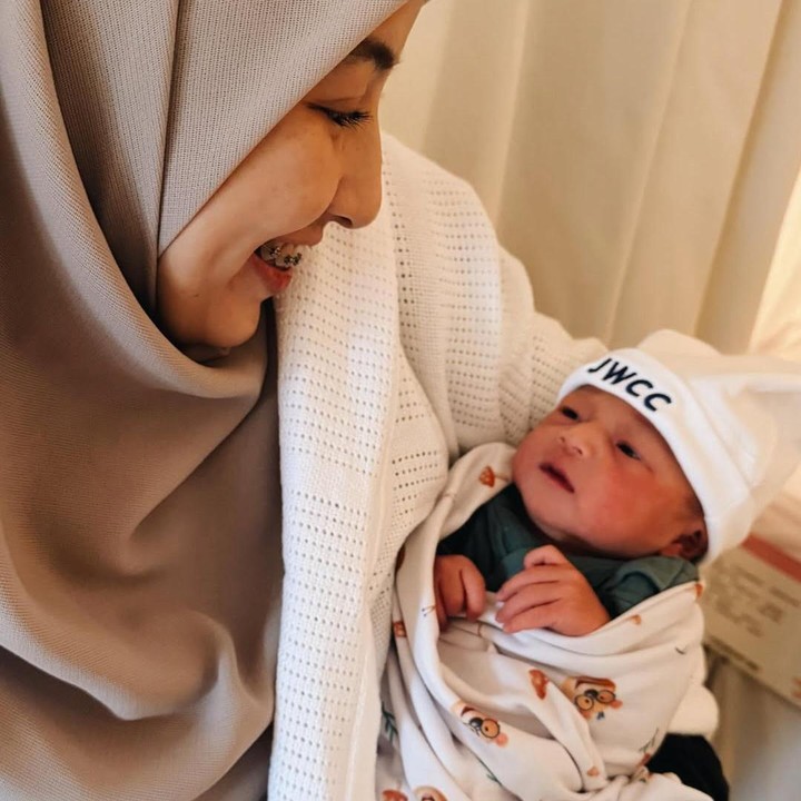<p>Ucapan selamat datang dari para sahabat di unggahan Instagram Natasha Rizky. Beberapa di antaranya turut mendoakan Nina dan bayi kecilnya yang baru lahir. "<em>MasyaAllah</em> mama nina sayang sehat2 yaa, <em>baby girl</em> dan <em>mom</em>. Gak sabar ketemu <em>baby</em>," tulis artis Eriska Rein. "<em>MasyaAllah</em> udah lahiraaan&hellip; selamat ya sayaaaang @ninazatulini22," ungkap Fenita Arie. "<em>Masyallah</em> mama nina akhirnnya yaa selamat ya sayang, <em>baby girl</em> keluar juga sehat2 sayang," kata Marsha Natika. (Foto: Instagram @natasharizkynew/ @dianayulestari)</p>