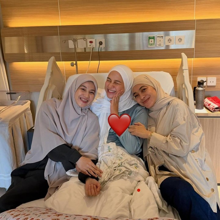 <p>Selain Natasha Rizky, ucapan selamat juga disampaikan Dian Ayu Lestari. Istri Ananda Omesh ini mem-<em>posting</em> foto saat menjenguk Nina di rumah sakit. "Selamat datang solehahh Baby Khalisa. Selamat mama @ninazatulini22 papa @chandratauphann," ujar Dian Ayu. (Foto: Instagram @natasharizkynew/ @dianayulestari)</p>