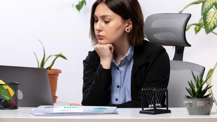 3 Alasan Kenapa Orang Cerdas Sering Meragukan Diri Sendiri