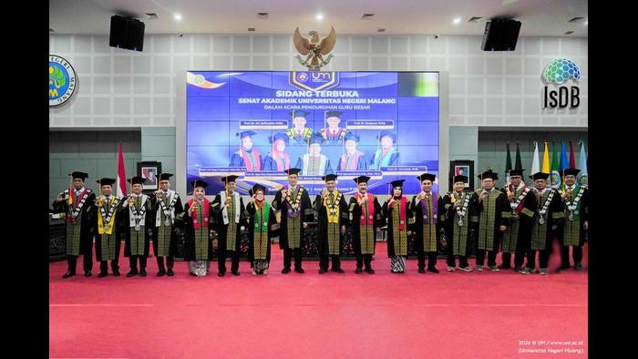 Universitas Negeri Malang (UM) mengukuhkan lima guru besar baru dalam sidang senat terbuka yang digelar di Aula Gedung Kuliah Bersama (GKB) A19 pada Kamis (5/2)