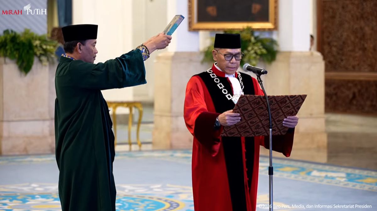 Adies Kadir Resmi Jadi Hakim MK Usai Ucapkan Sumpah di Depan Prabowo
