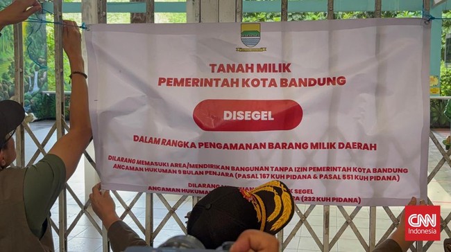 Bandung Zoo disegel usai izinnya dicabut Kemenhut untuk melindungi satwa dan aset daerah. Serikat pekerja menyatakan pegawai masih bekerja memelihara satwa.