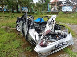 Penampakan Mobil Tertimpa Truk Kontainer di Pangkep Tewaskan Ayah-2 Anaknya