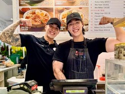 Gerai Makanan Ini Diserbu, Penjualnya Atletis Bikin Pelanggan Salfok!