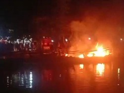 Sejumlah Perahu di Pelabuhan Pasuruan Dibakar gegara Konflik Nelayan