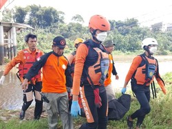 Hilang Saat Lantai Rumah Jebol, Enok Ditemukan Tewas di Sungai Citarum