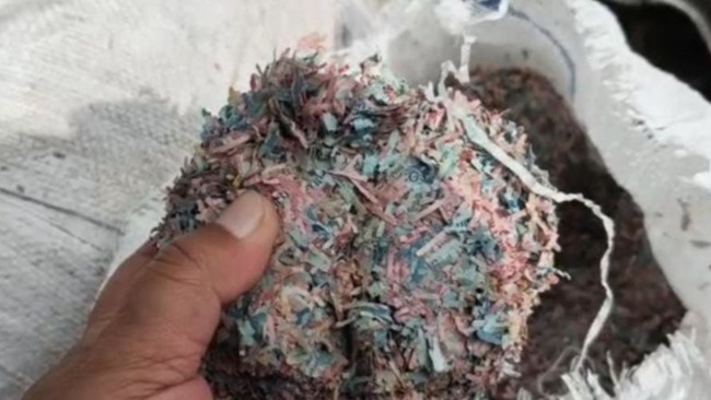 Polisi menyita 21 karung cacahan uang rupiah nominal Rp50 ribu hingga Rp100 ribu di TPS liar Bekasi. Uang itu diduga asli.