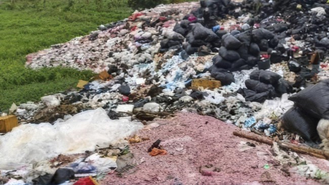 Cacahan kertas diduga uang pecahan Rp 100 ribu ditemukan di TPS liar Bekasi. DLH masih menelusuri asal usul sampah tersebut. Temuan ini viral di media sosial.