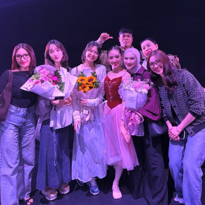 <p>Di acara kali ini, Haruka juga mendapat dukungan langsung dari sahabat sesama anggota JKT48 yang hadir memberikan semangat. Mendapat dukungan penuh dari orang-orang terdekat, Haruka pun mengungkapkan rasa terima kasihnya. "Terima kasih juga kepada semua yang meluangkan waktu untuk datang menonton. Saat berdiri di atas panggung, saya kembali merasa ingin berusaha lebih keras lagi," ungkapnya. (Foto: Instagram @haruuuu_chan)</p>