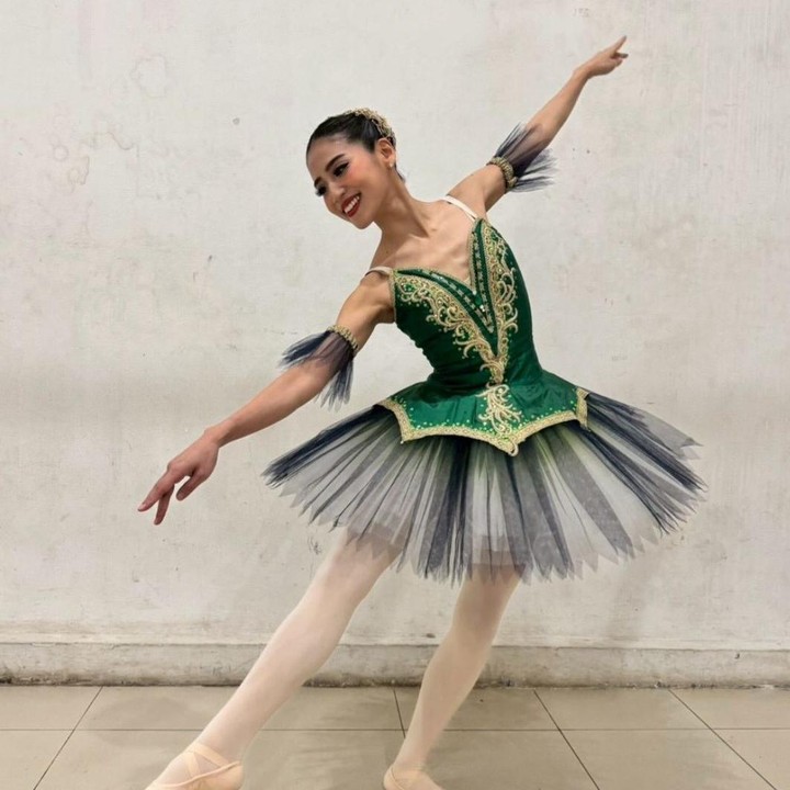 <p>Mengintip dari salah satu unggahannya, Haruka terlihat cantik saat mengenakan baju balet berwarna hijau yang dipadukan dengan kain tutu hitam. Ternyata, ini bukan kali pertama Haruka tampil menari balet, Bunda. Sebelumnya, ia juga pernah meraih sertifikat dalam ajang Dancer's Artistry Ballet Competition pada tahun 2025. (Foto: Instagram @haruuuu_chan)</p>