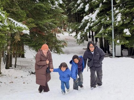Deretan Keluarga Artis Ini Tengah Asyik Berlibur di Negara Bersalju