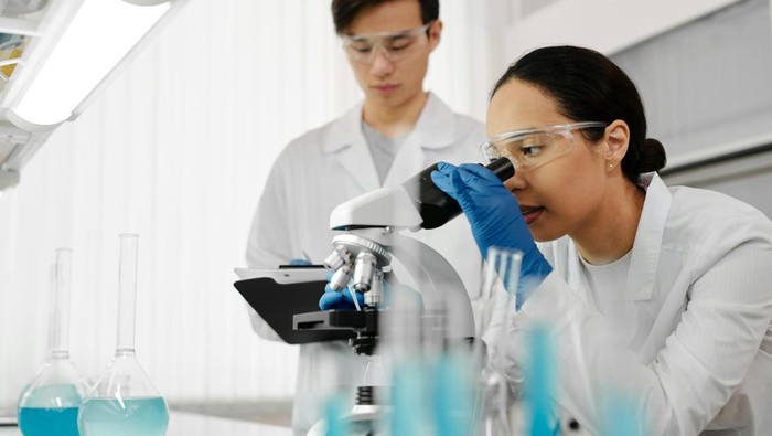 Karier ISFJ bidang sains dan riset. Mereka perhatian terhadap detail dan preferensi untuk mengikuti prosedur.