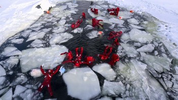 FOTO: Mengapung di Atas Es, Tren Baru Menantang Adrenalin di Rusia