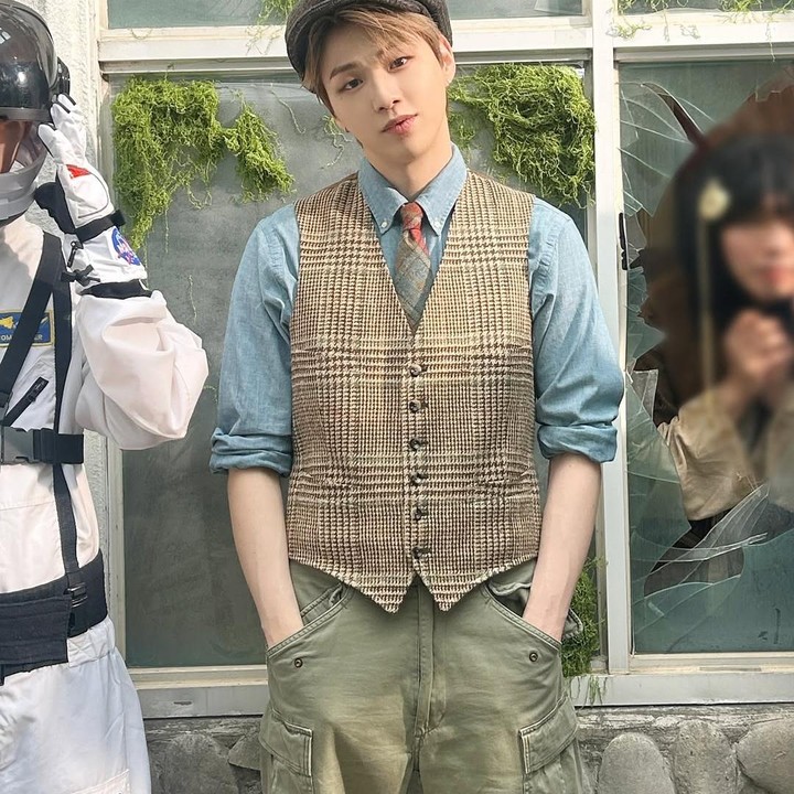 <p>Setelah aktivitasnya bersama WANNA ONE selesai, Kang Daniel mulai meniti karirnya sebagai solois. Sempat debut akting dalam drama Korea Rookie Cops di tahun 2022, kemampuan aktingnya pun menuai banyak pujian, Bunda. (Foto: Instagram @daniel.k.here)</p>